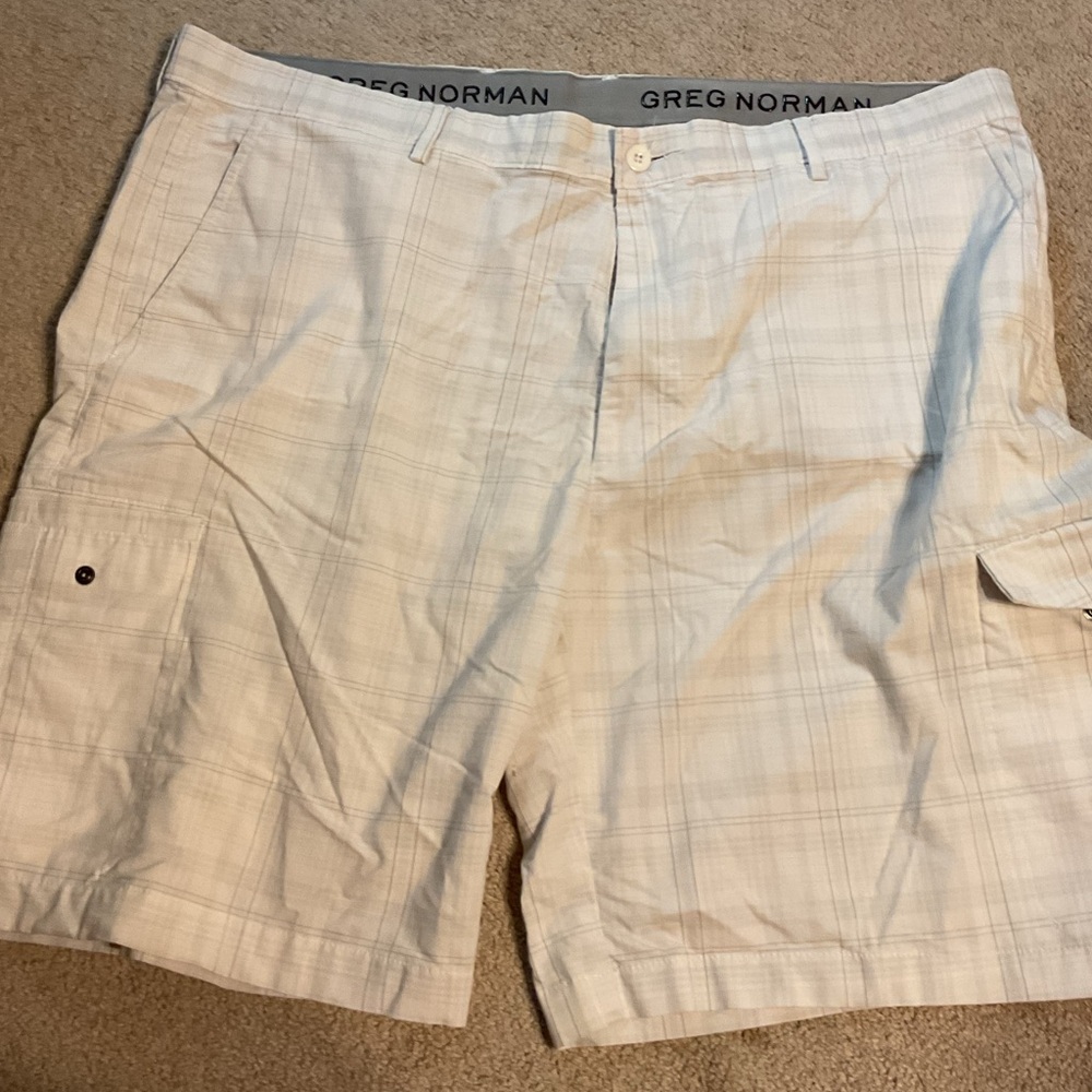 Greg Norman Men's Light Plaid Cargo Shorts
